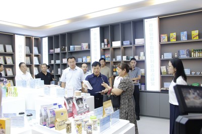舞陽縣委書記王彥民率民營企業(yè)家赴中原食品實(shí)驗(yàn)室考察 共謀健康產(chǎn)品研發(fā)新路徑